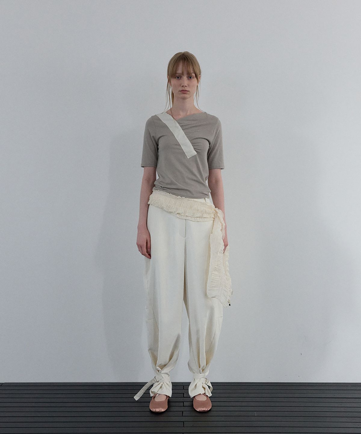 우네씬(UUNE SCENE) Shirring V-neck Top_Beige