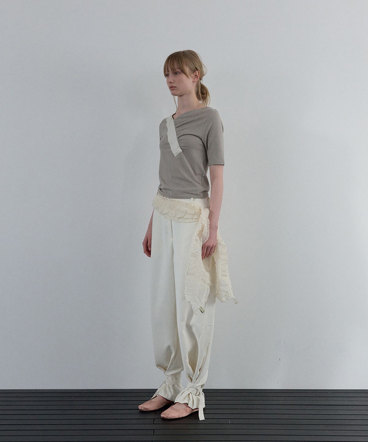 우네씬(UUNE SCENE) Shirring V-neck Top_Beige