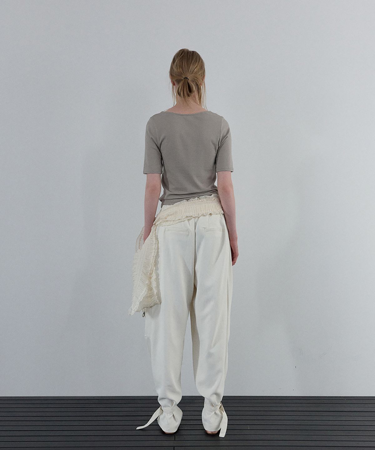 우네씬(UUNE SCENE) Shirring V-neck Top_Beige