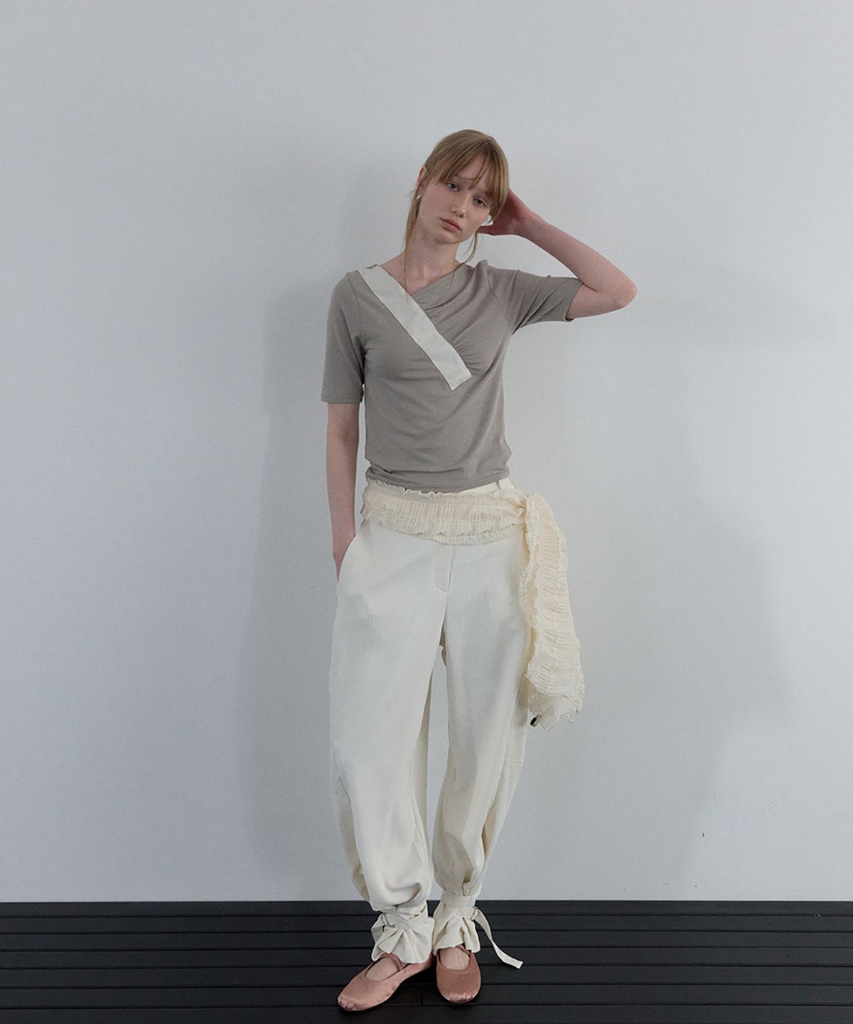 우네씬(UUNE SCENE) Shirring V-neck Top_Beige