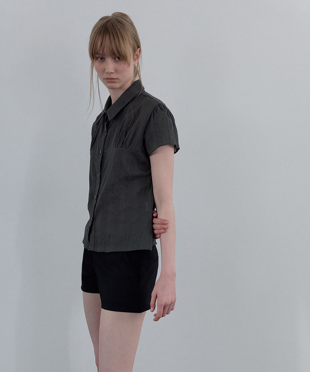 우네씬(UUNE SCENE) Sheer Cap Sleeve Shirt_Charcoal