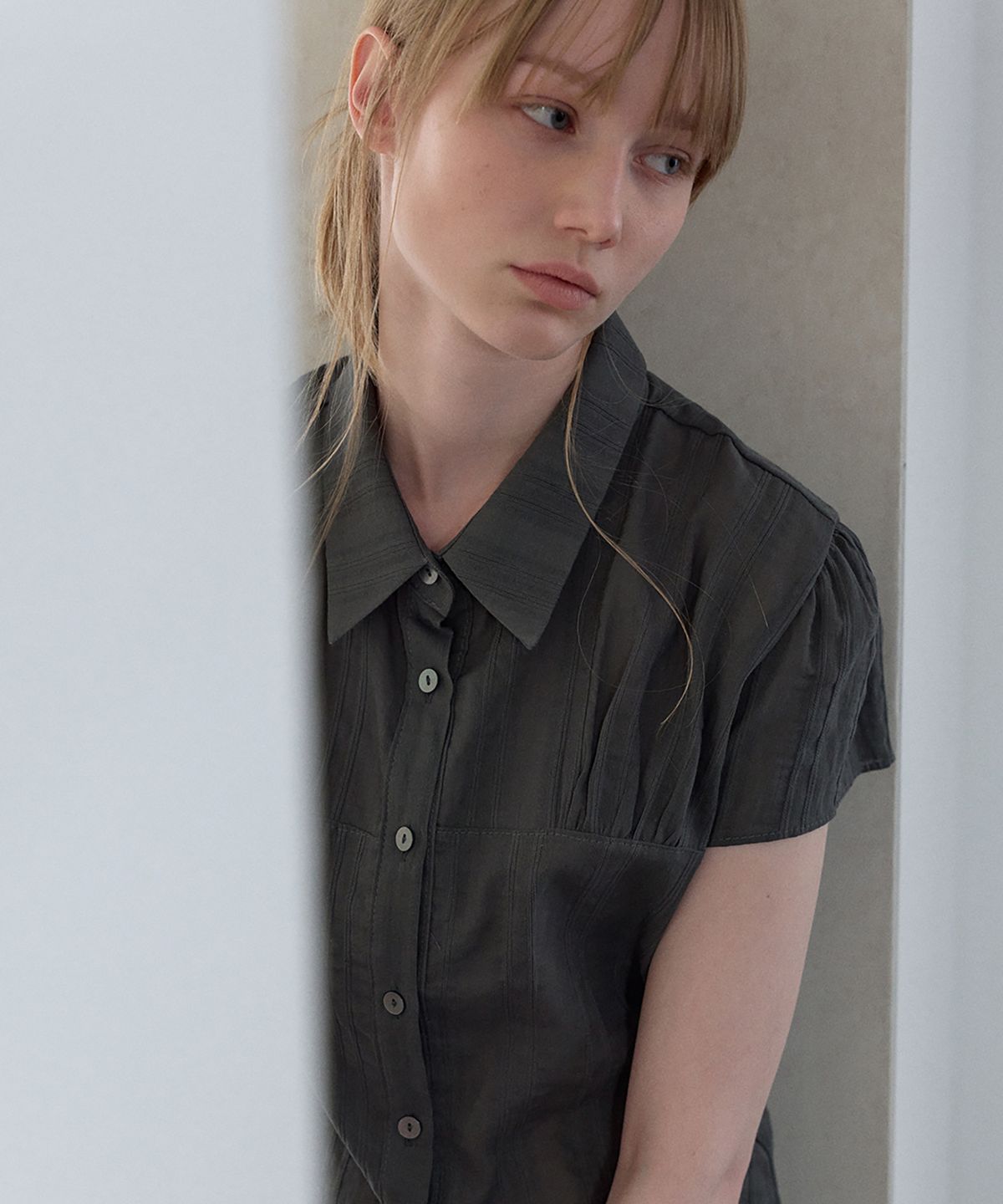 우네씬(UUNE SCENE) Sheer Cap Sleeve Shirt_Charcoal