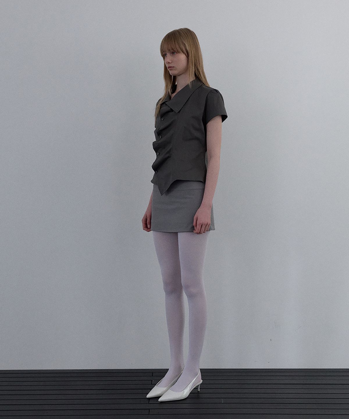 우네씬(UUNE SCENE) Asymmetrical Shirred Blouse_Charcoal