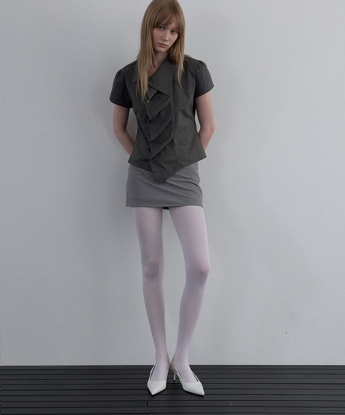 우네씬(UUNE SCENE) Asymmetrical Shirred Blouse_Charcoal