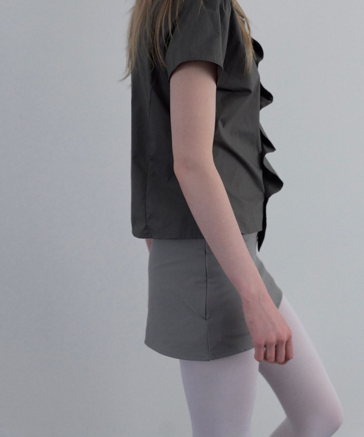 우네씬(UUNE SCENE) Asymmetrical Shirred Blouse_Charcoal