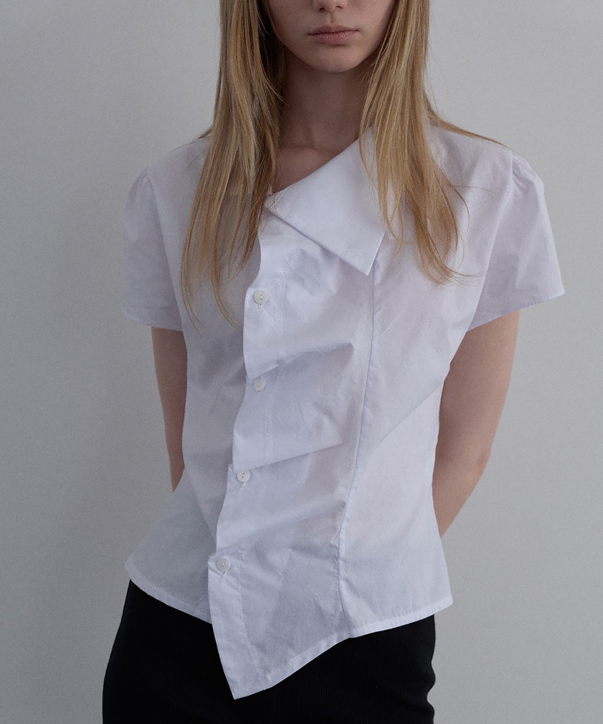 우네씬(UUNE SCENE) Asymmetrical Shirred Blouse_Ivory