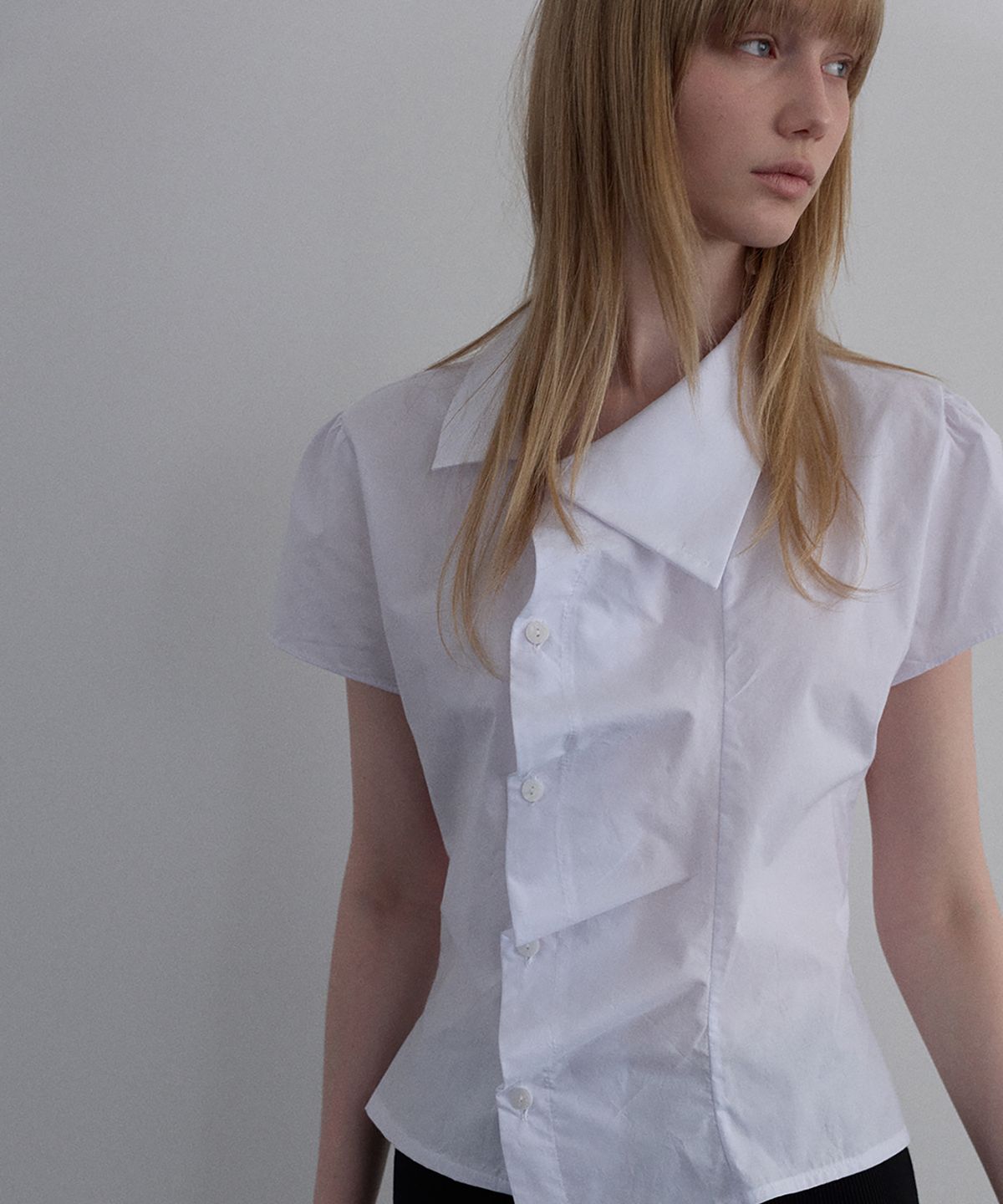 우네씬(UUNE SCENE) Asymmetrical Shirred Blouse_Ivory