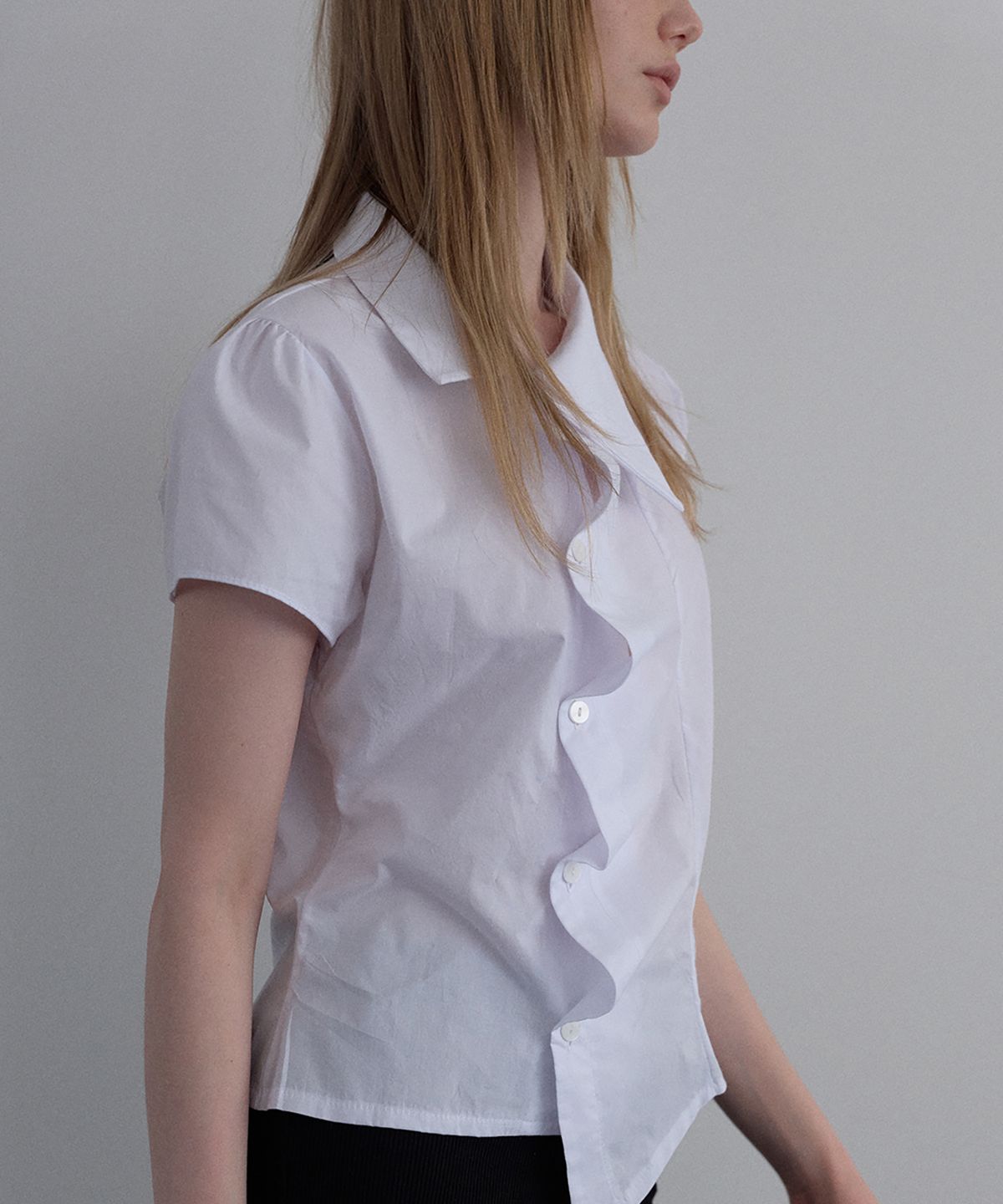 우네씬(UUNE SCENE) Asymmetrical Shirred Blouse_Ivory