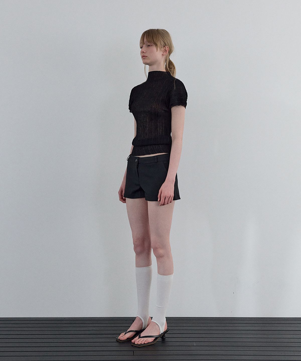 우네씬(UUNE SCENE) Pleated Half-Neck Knit_Black