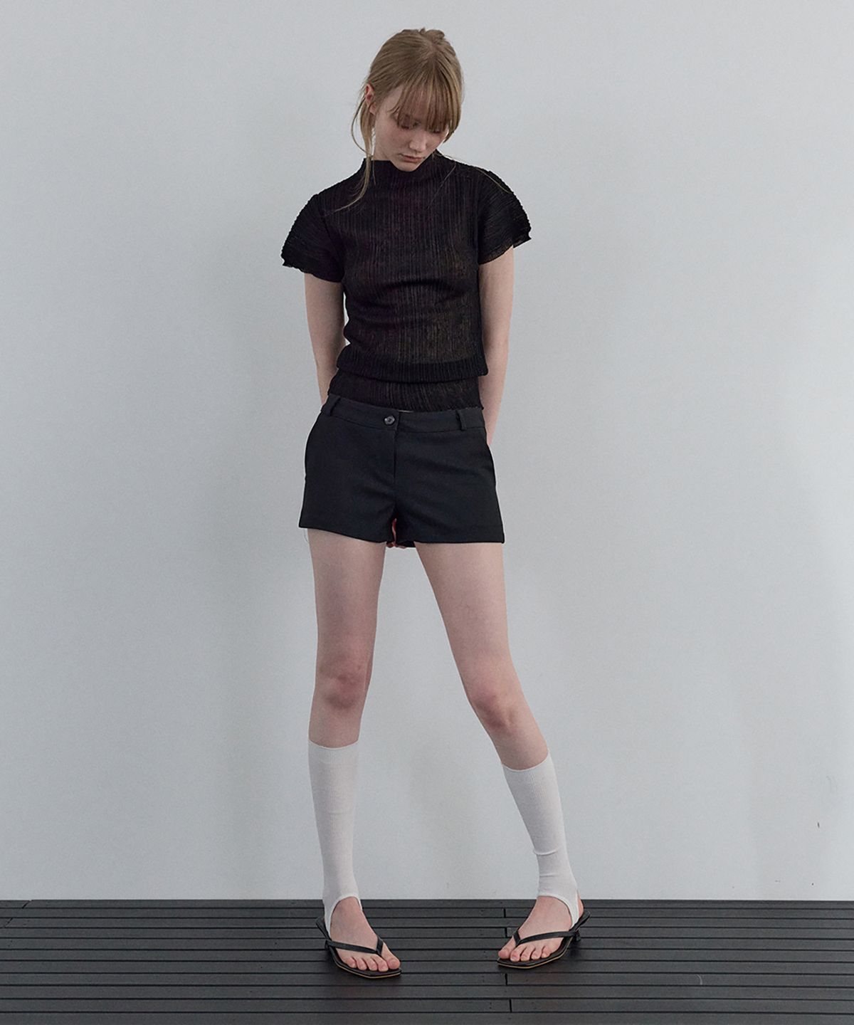 우네씬(UUNE SCENE) Pleated Half-Neck Knit_Black