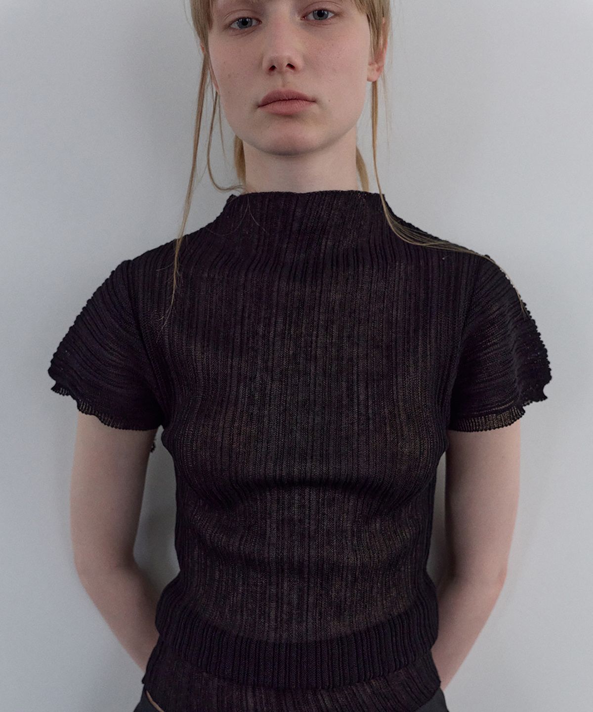 우네씬(UUNE SCENE) Pleated Half-Neck Knit_Black