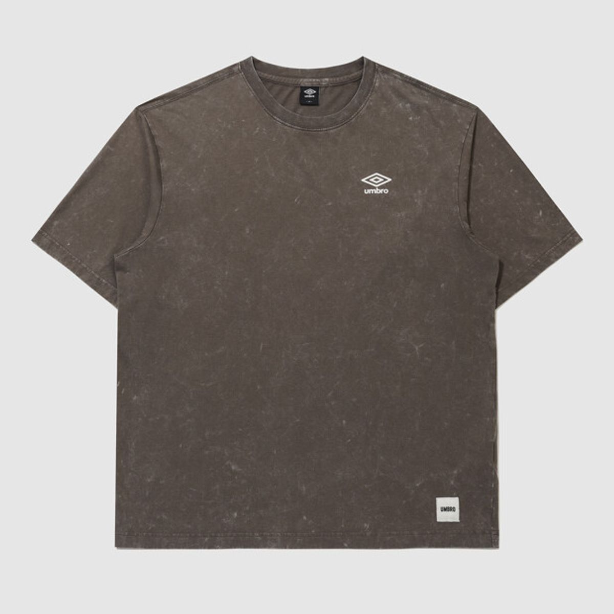 엄브로(UMBRO) 코맷 워시드 반팔 티셔츠 브라운 UR323CRS72