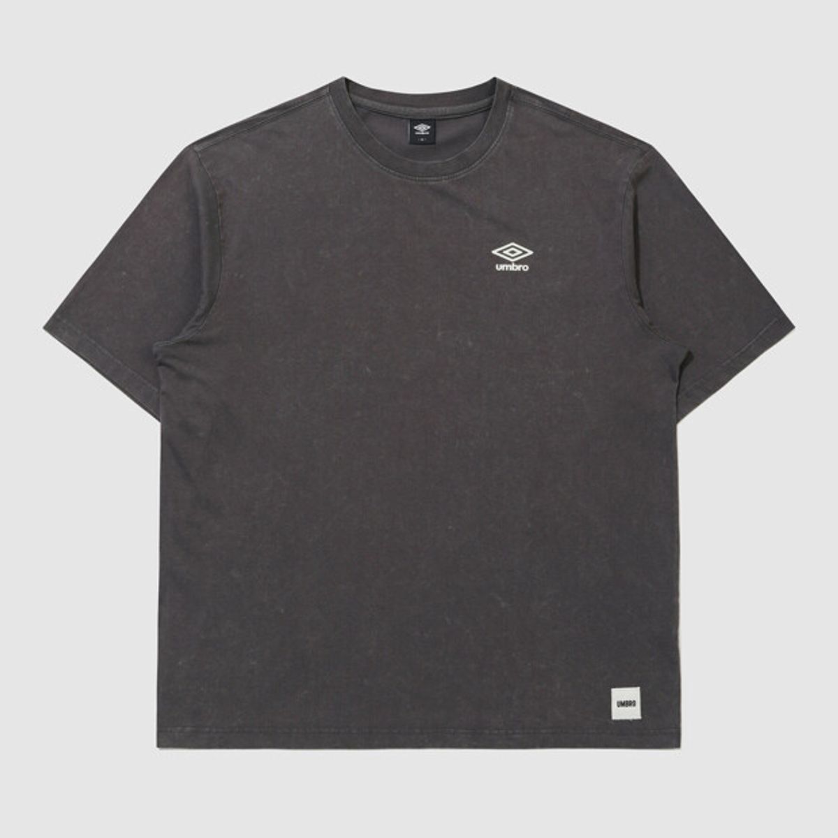 엄브로(UMBRO) 코맷 워시드 반팔 티셔츠 차콜 UR323CRS72