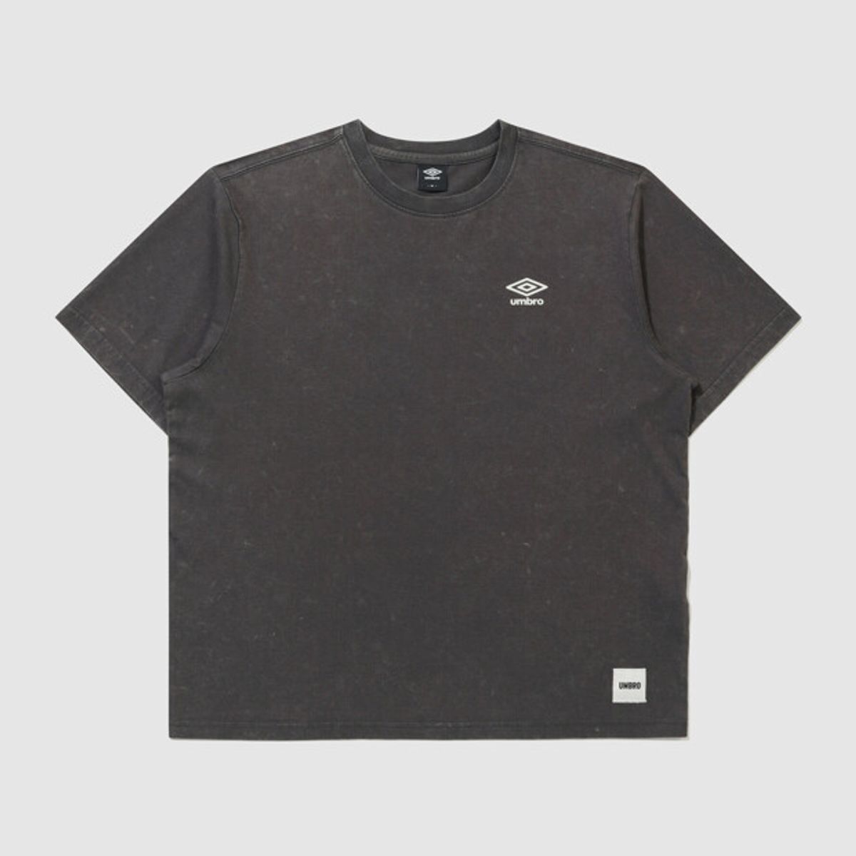 엄브로(UMBRO) 코맷 워시드 반팔 티셔츠 차콜 UR323CRS72