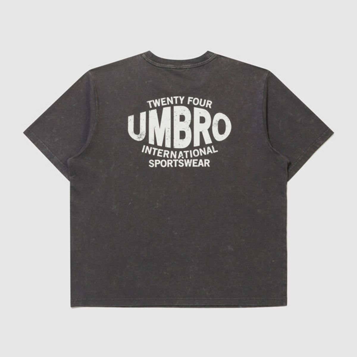 엄브로(UMBRO) 코맷 워시드 반팔 티셔츠 차콜 UR323CRS72