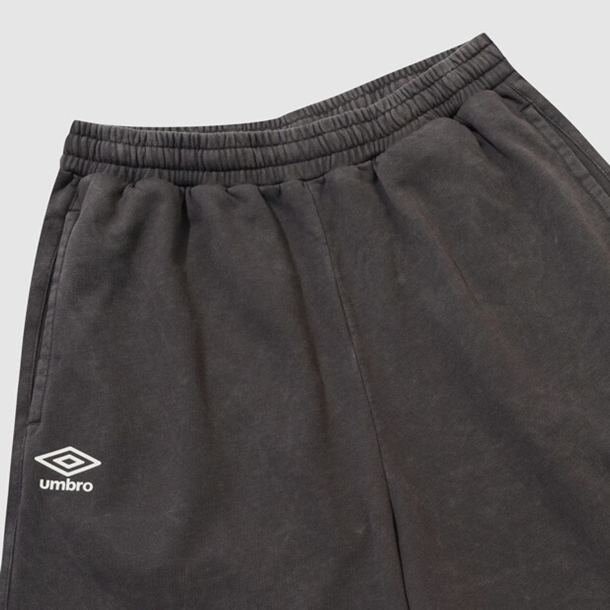 엄브로(UMBRO) 코맷 워시드 5부 벌룬핏 반바지 차콜 UR321CHP73