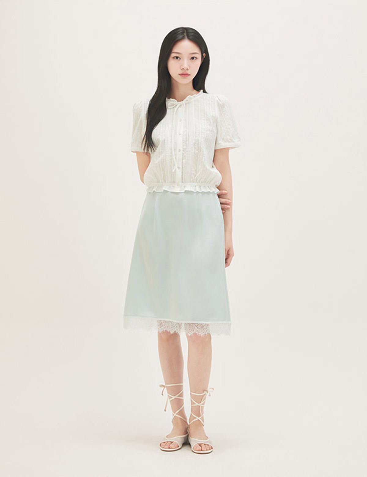 로엠(ROEM) 프릴넥 코튼 블라우스 RMBLG37R18