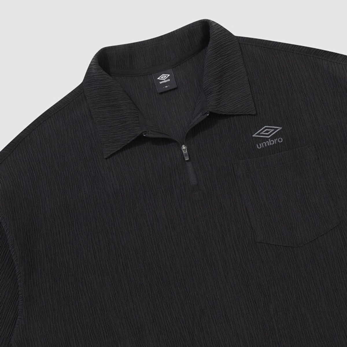 엄브로(UMBRO) 플리츠 카라 반팔 티셔츠 블랙 UR221CWT65