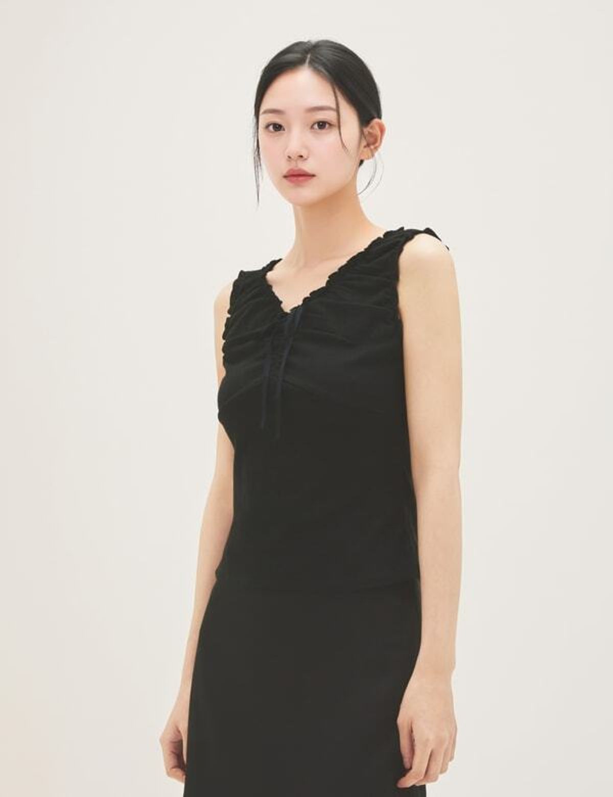 로엠(ROEM) 브이넥 셔링 티셔츠 RMHWG38RT4