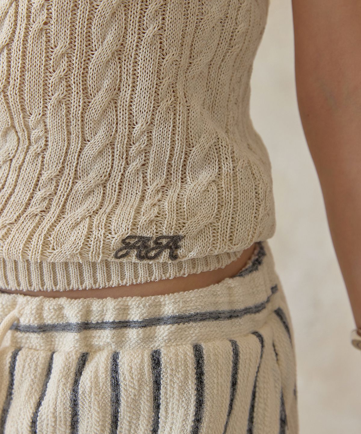 어패럴아카이브(APPAREL ARCHIVE) Swirl cable halter knit sleeveless - Oatmeal