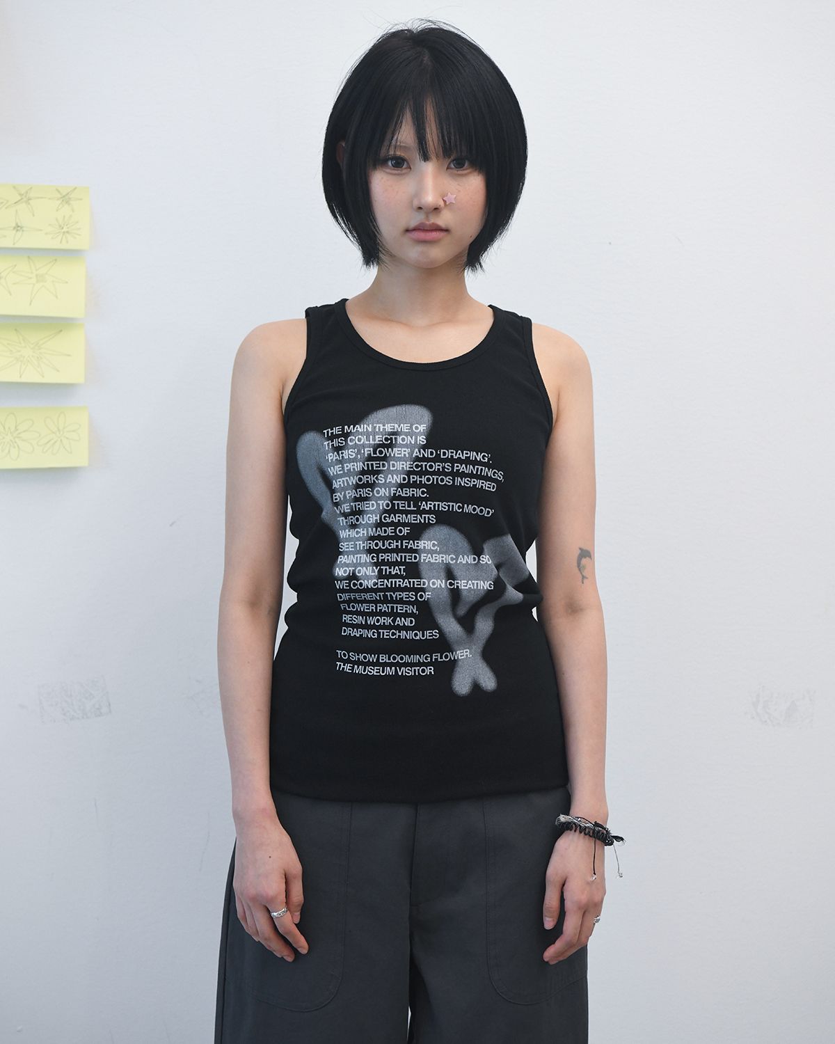 더뮤지엄비지터(THEMUSEUMVISITOR) HEART PRINTED SLEEVELESS (BLACK)