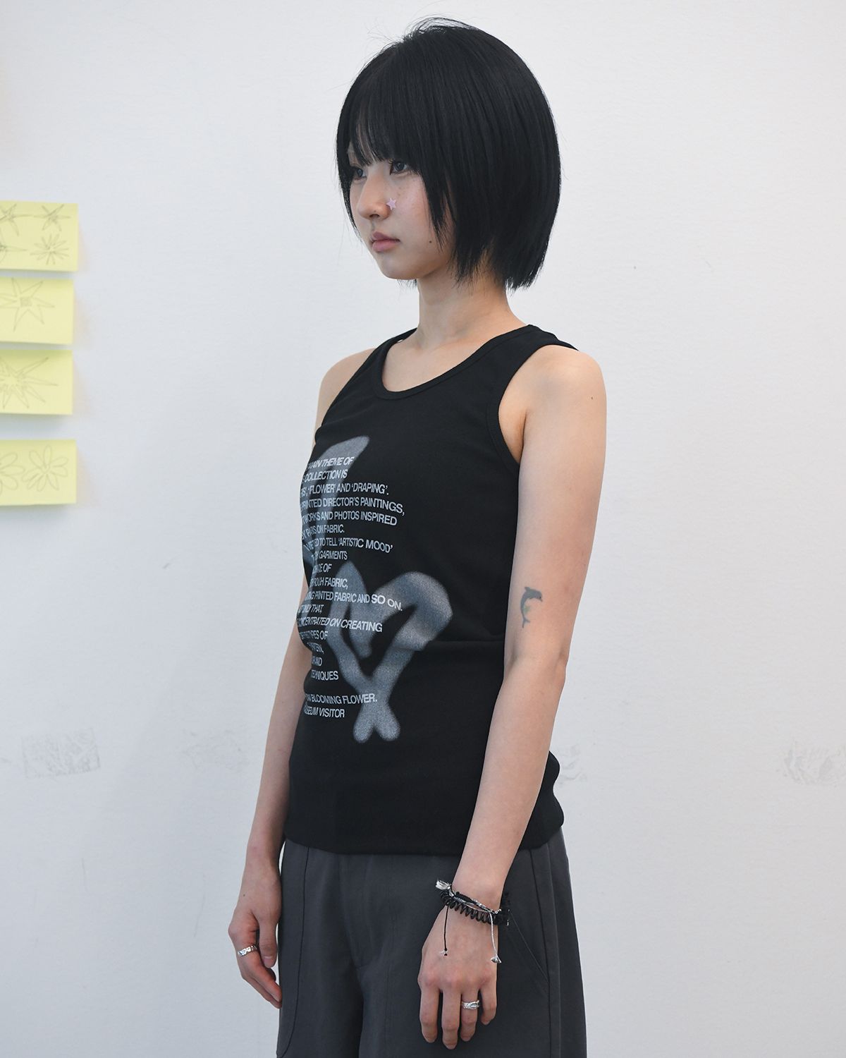 더뮤지엄비지터(THEMUSEUMVISITOR) HEART PRINTED SLEEVELESS (BLACK)