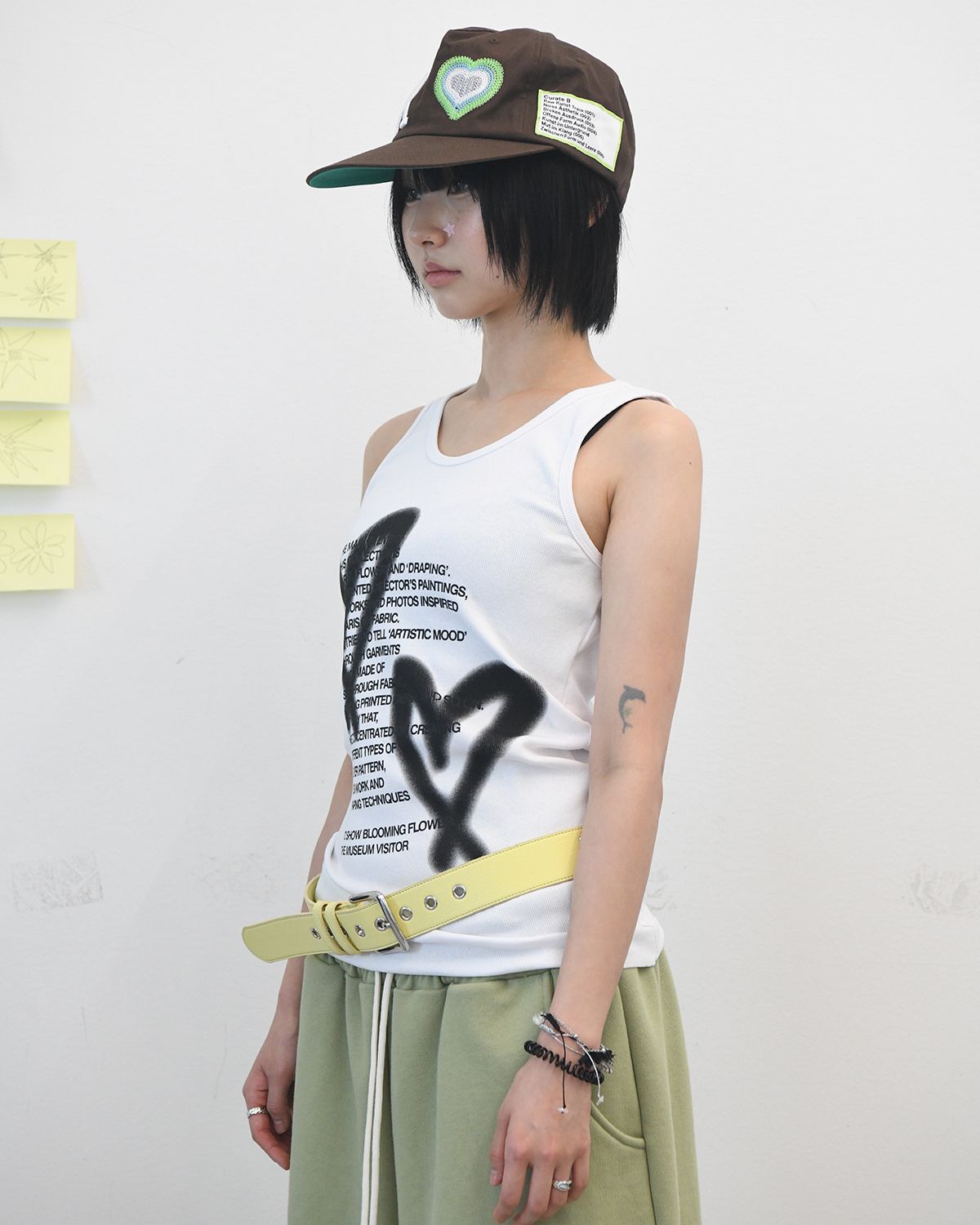 더뮤지엄비지터(THEMUSEUMVISITOR) HEART PRINTED SLEEVELESS (WHITE)