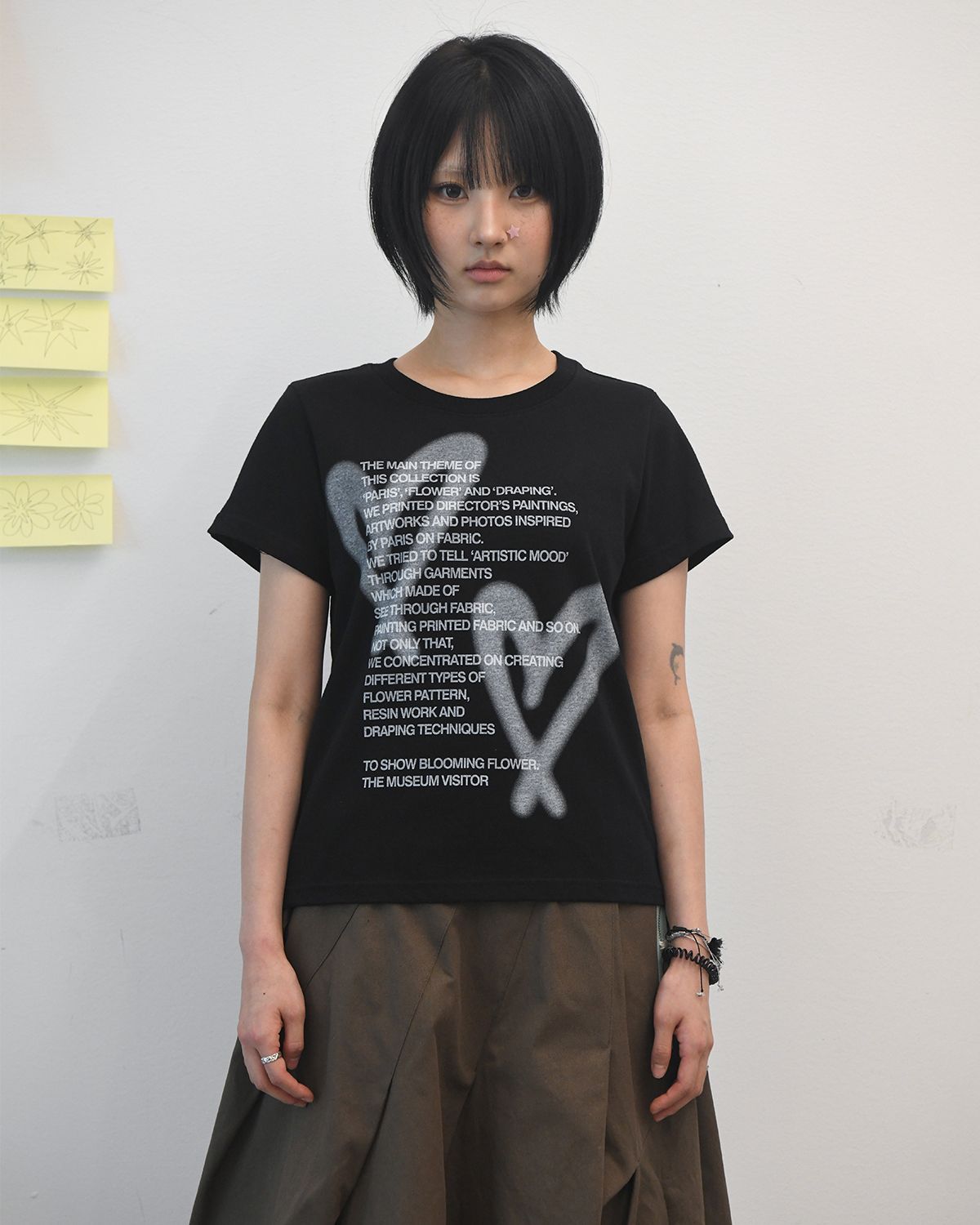 더뮤지엄비지터(THEMUSEUMVISITOR) W HEART PRINTED CROP T-SHIRT (BLACK)
