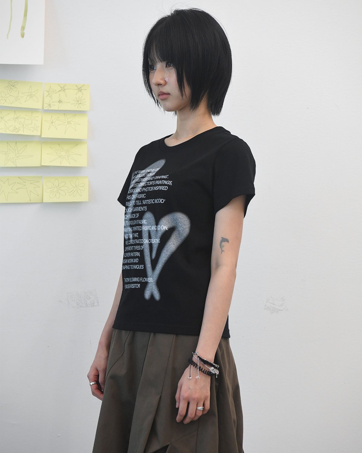 더뮤지엄비지터(THEMUSEUMVISITOR) W HEART PRINTED CROP T-SHIRT (BLACK)