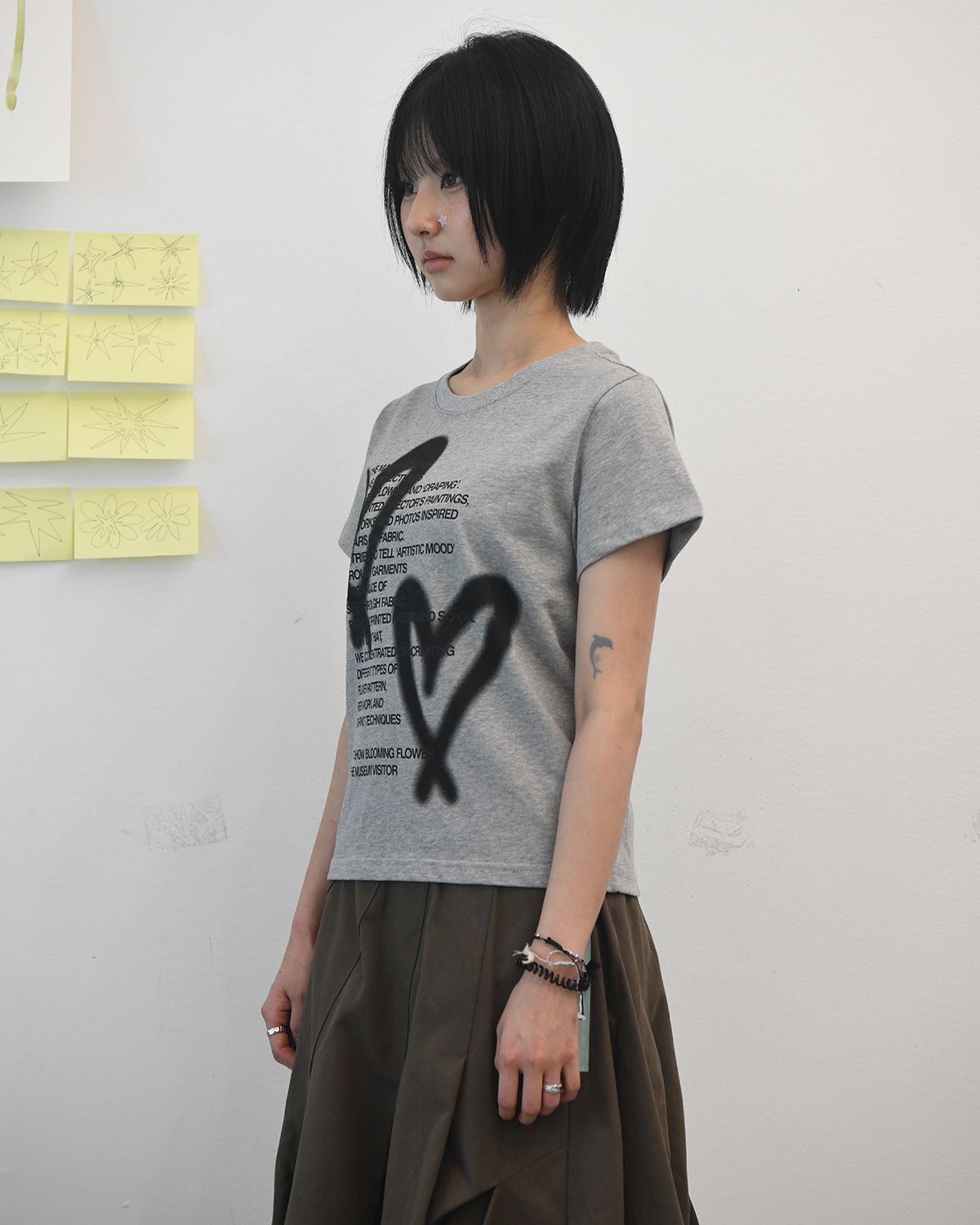 더뮤지엄비지터(THEMUSEUMVISITOR) W HEART PRINTED CROP T-SHIRT (MELANGE GREY)