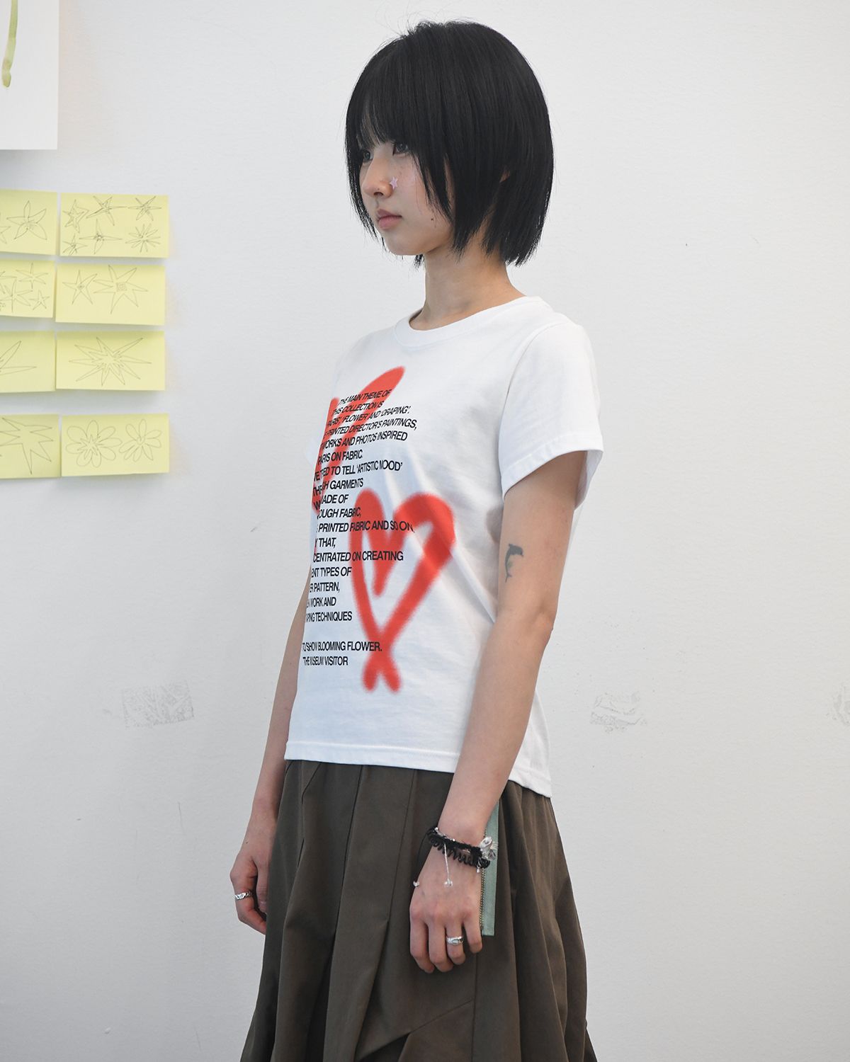 더뮤지엄비지터(THEMUSEUMVISITOR) W HEART PRINTED CROP T-SHIRT (WHITE)