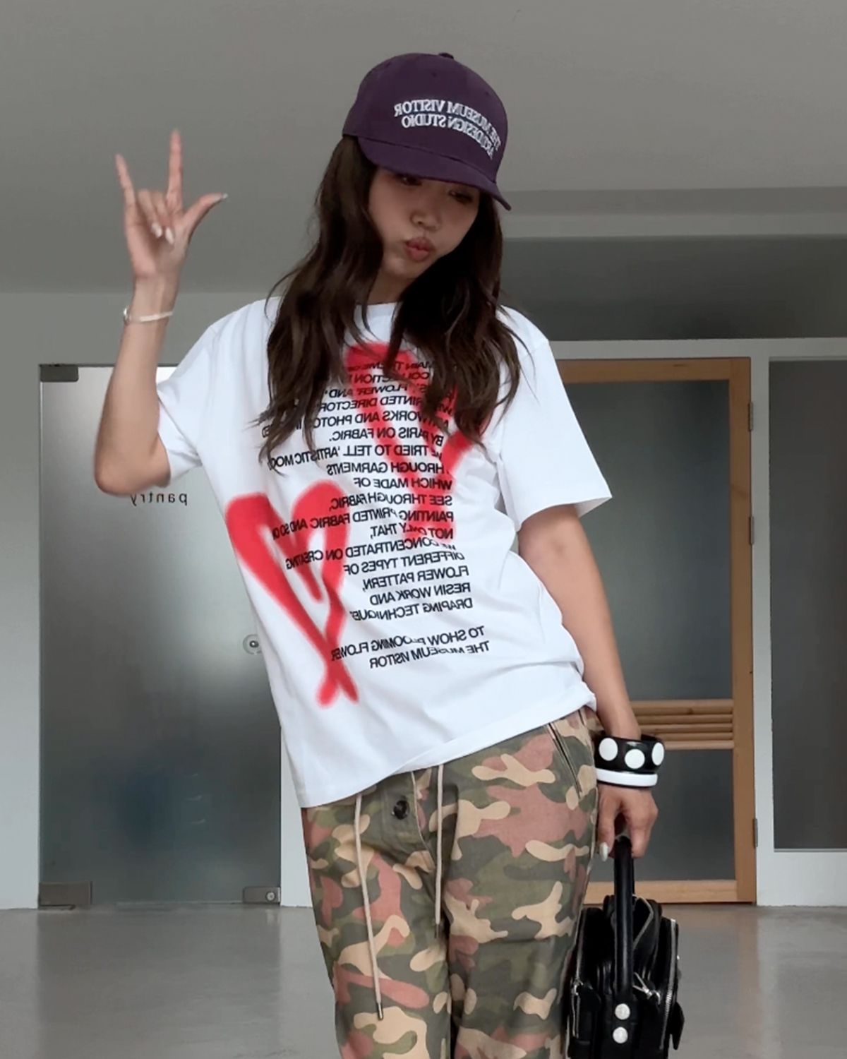 더뮤지엄비지터(THEMUSEUMVISITOR) HEART PRINTED OVERFIT T-SHIRT (WHITE)