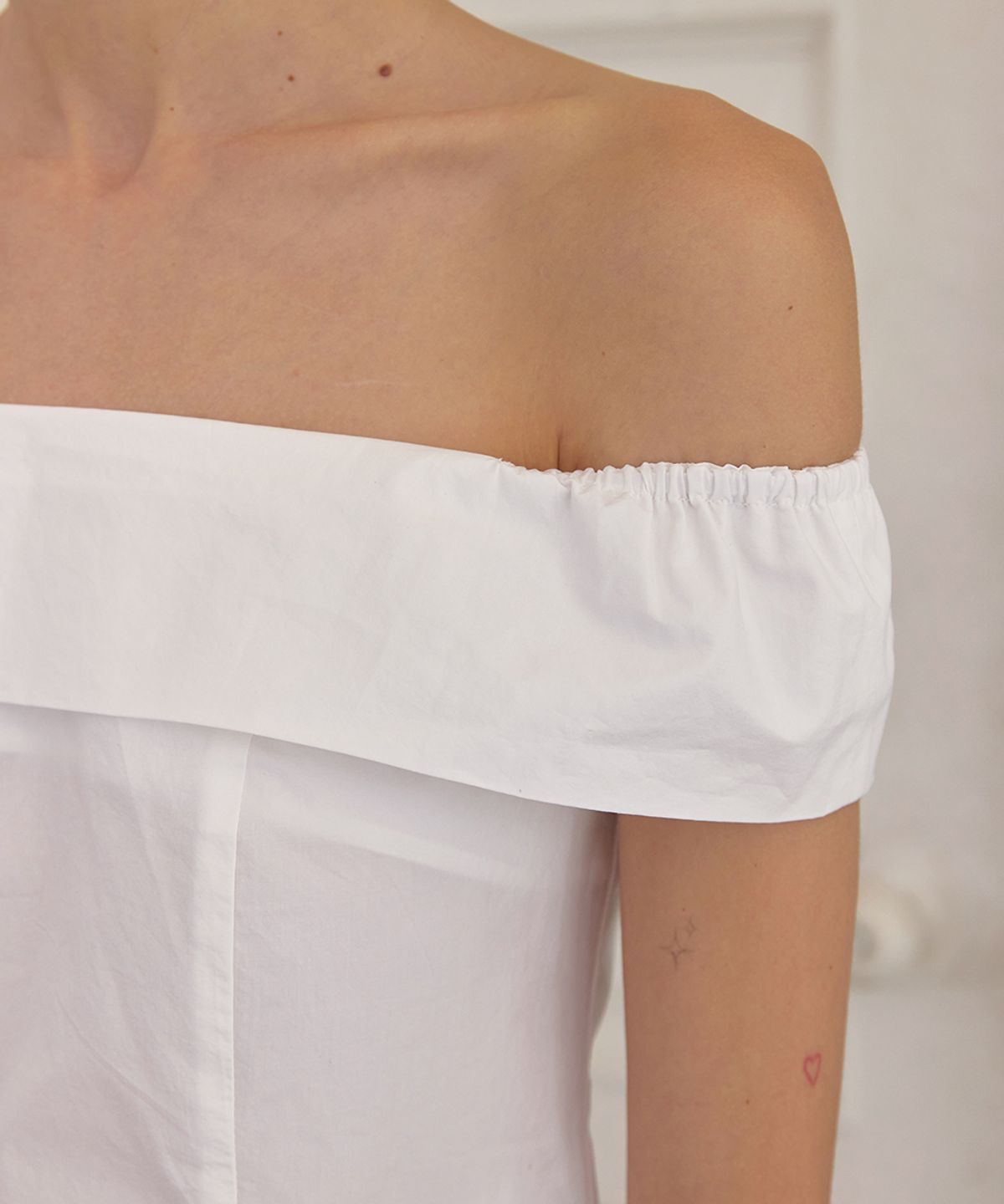 어패럴아카이브(APPAREL ARCHIVE) Mellow off-shoulder blouse - Ivory