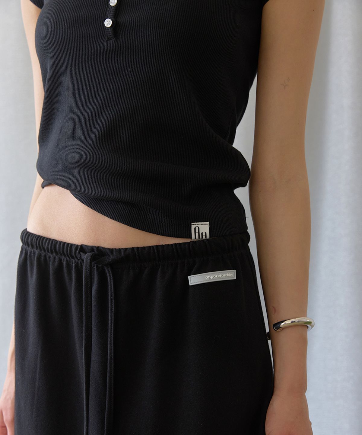 어패럴아카이브(APPAREL ARCHIVE) Enter half sleeve button tee - Black