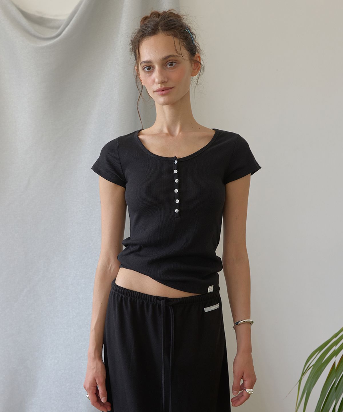어패럴아카이브(APPAREL ARCHIVE) Enter half sleeve button tee - Black