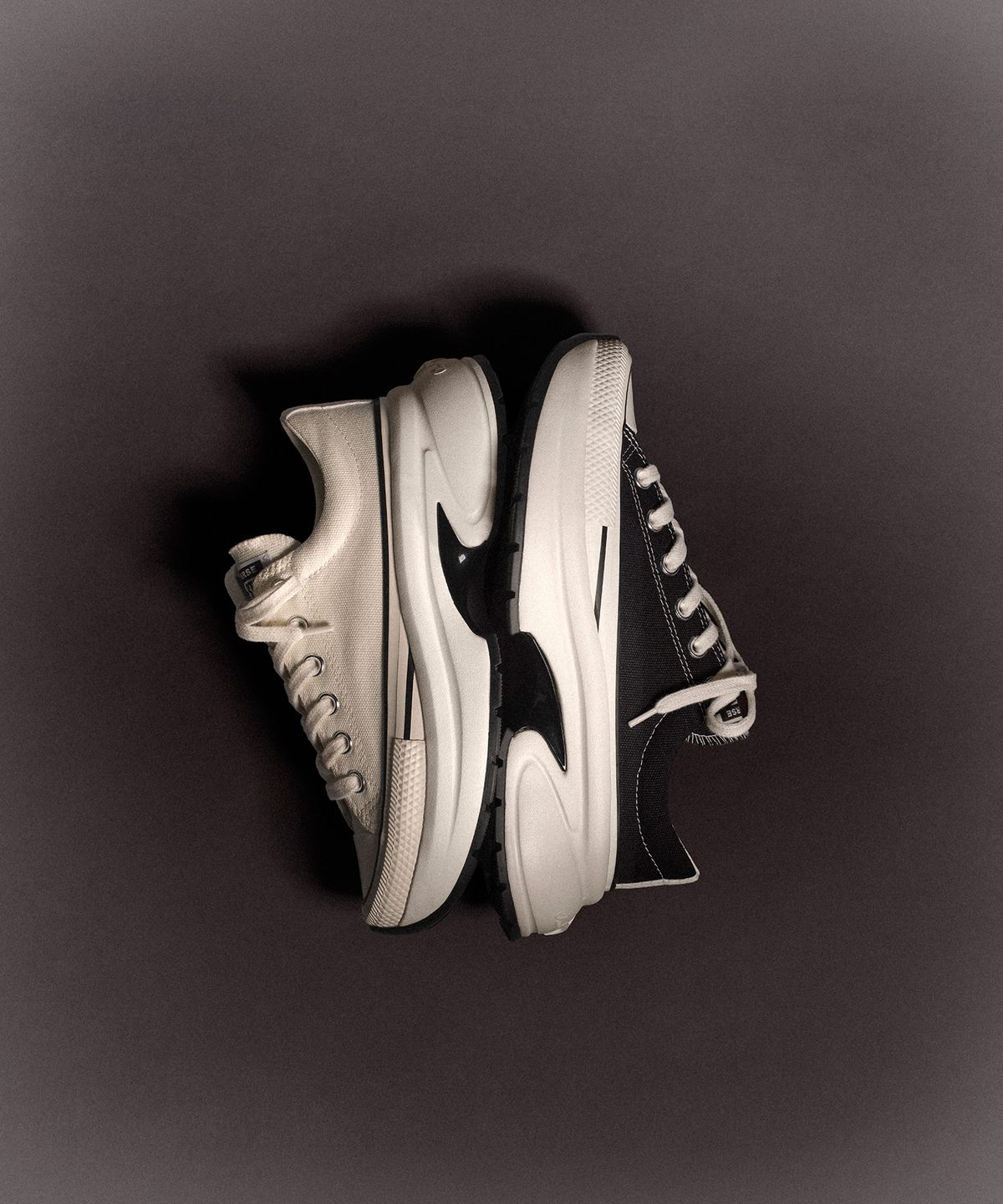 컨버스(CONVERSE) 런스타 크러쉬 블랙 A18465C