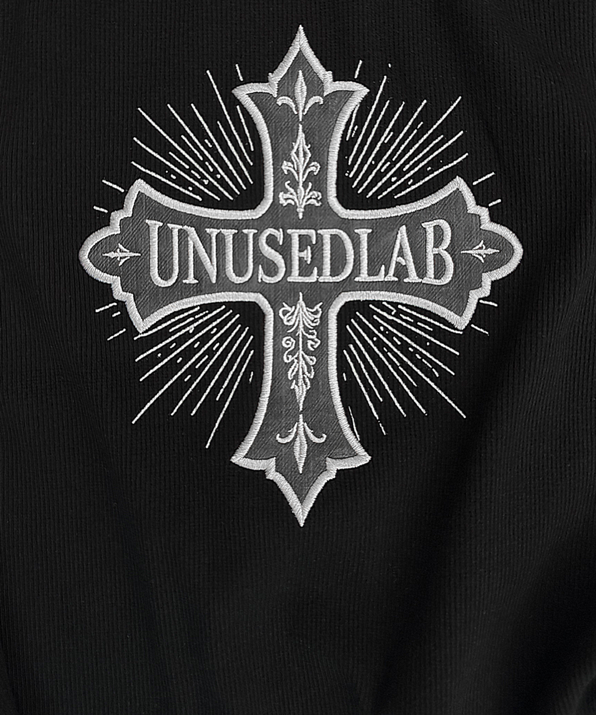 언유즈랩(UNUSEDLAB) 크로스패치  스트링 슬리브리스 탑 (블랙)