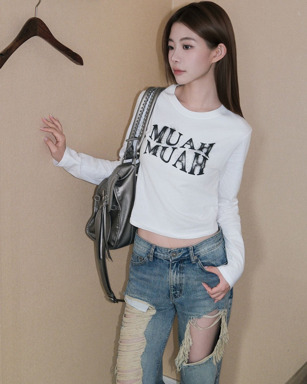 무아무아(MUAHMUAH) 스프레이드 웨이브 긴팔티 [화이트]