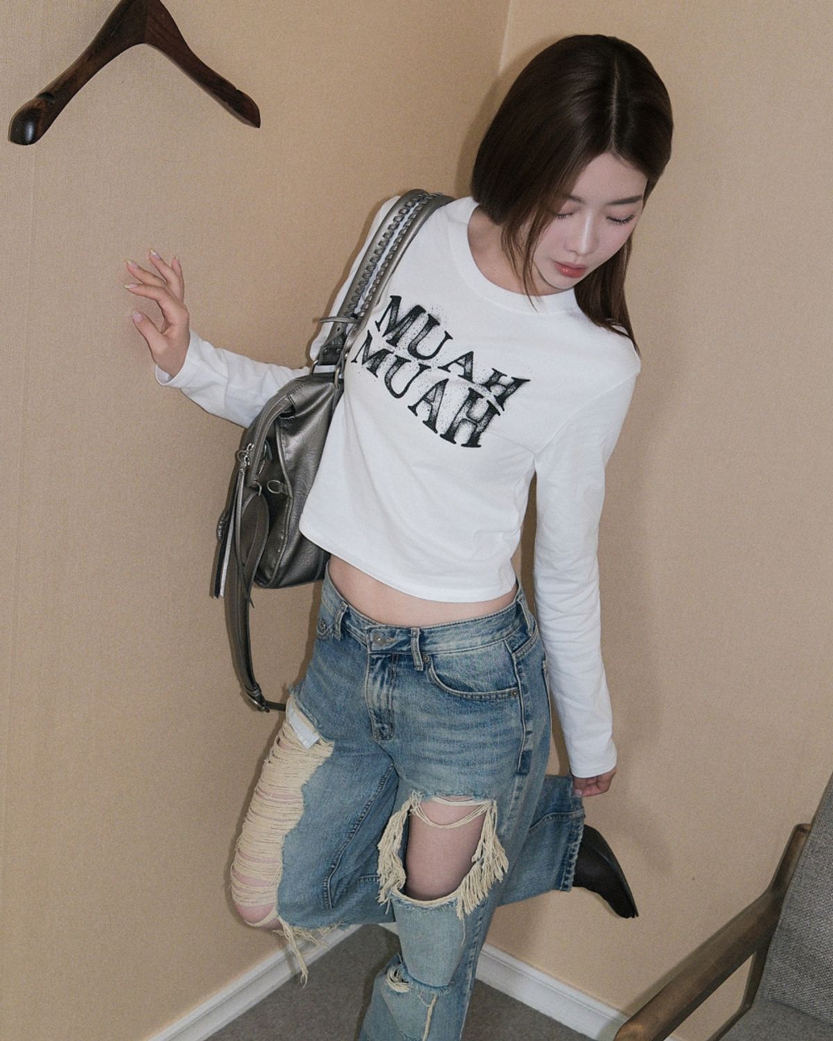 무아무아(MUAHMUAH) 스프레이드 웨이브 긴팔티 [화이트]