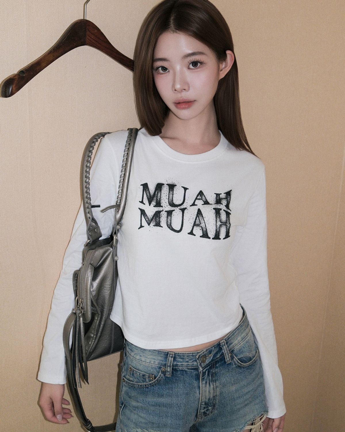 무아무아(MUAHMUAH) 스프레이드 웨이브 긴팔티 [화이트]
