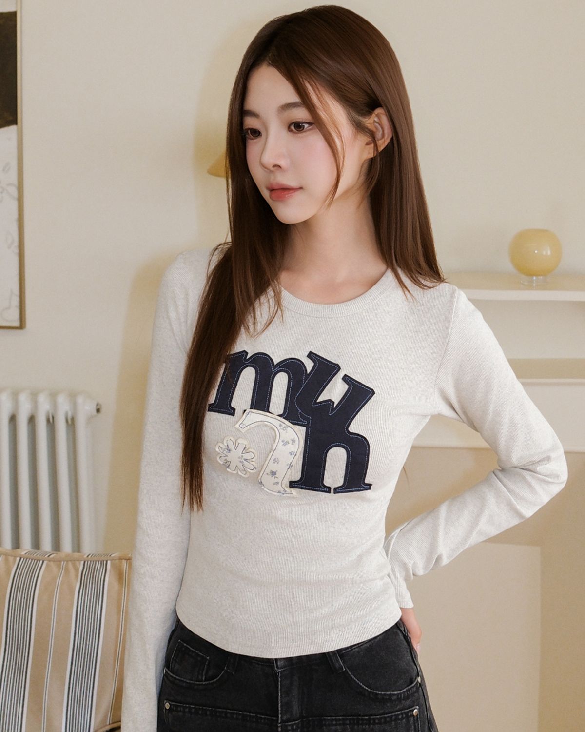 무아무아(MUAHMUAH) A플라워 아플리케 패치 긴팔티 [오트밀]