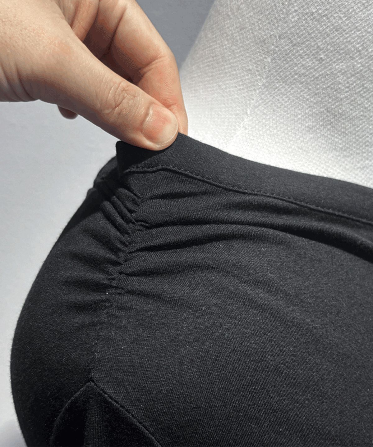 무아무아(MUAHMUAH) 오프숄더 헨리 긴팔 티셔츠 [블랙]