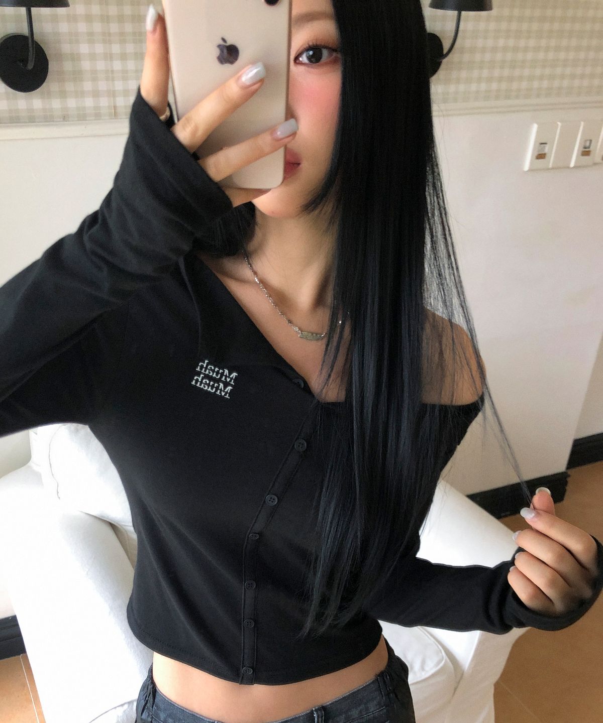 무아무아(MUAHMUAH) 오프숄더 헨리 긴팔 티셔츠 [블랙]