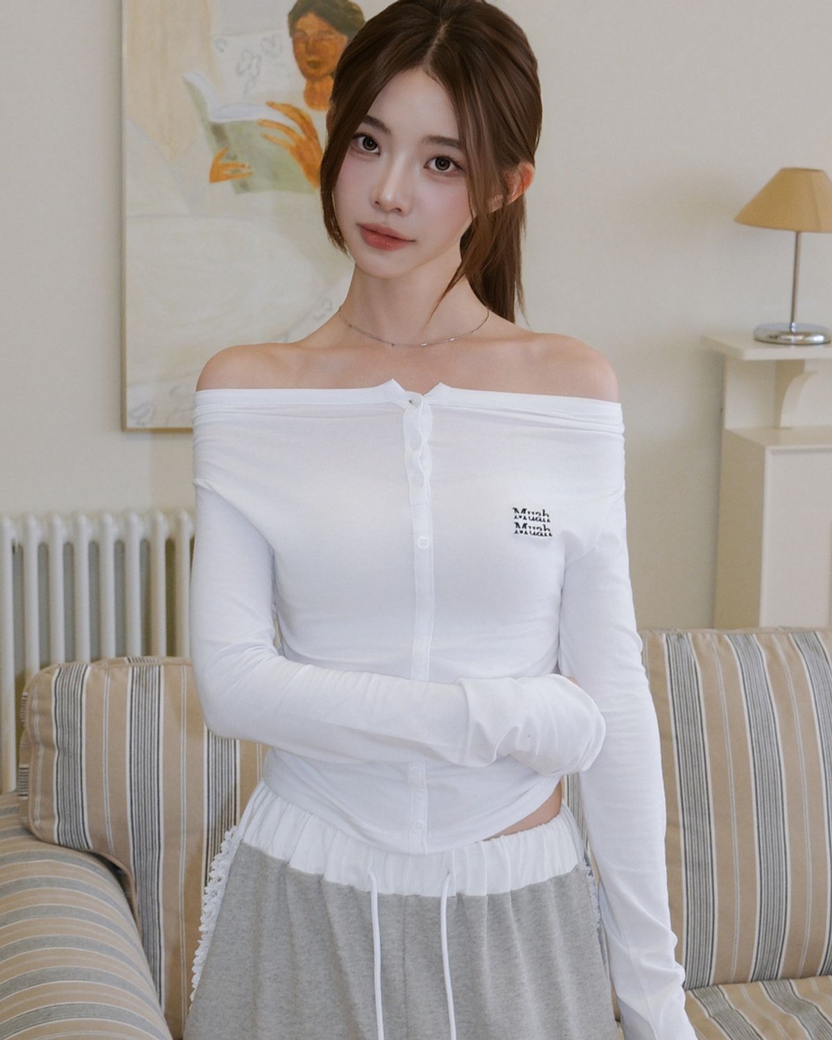 무아무아(MUAHMUAH) 오프숄더 헨리 긴팔 티셔츠 [화이트]