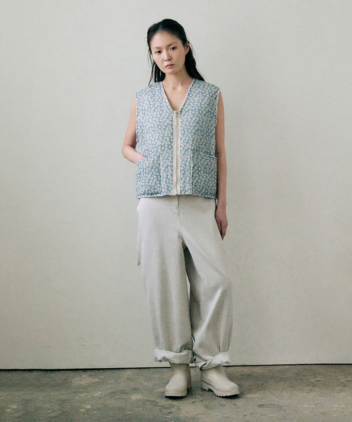 모노크롬(MONOCHROME) pym flower vest (blue)