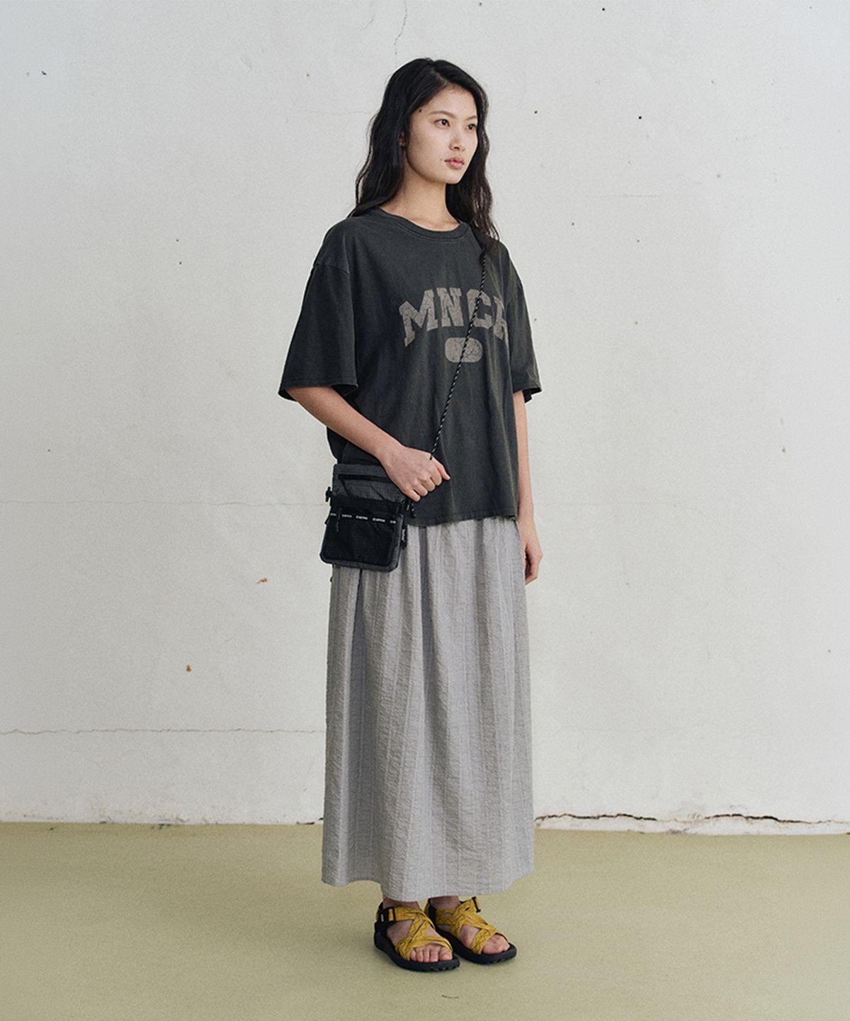 모노크롬(MONOCHROME) siro slit t-shirt (2color)