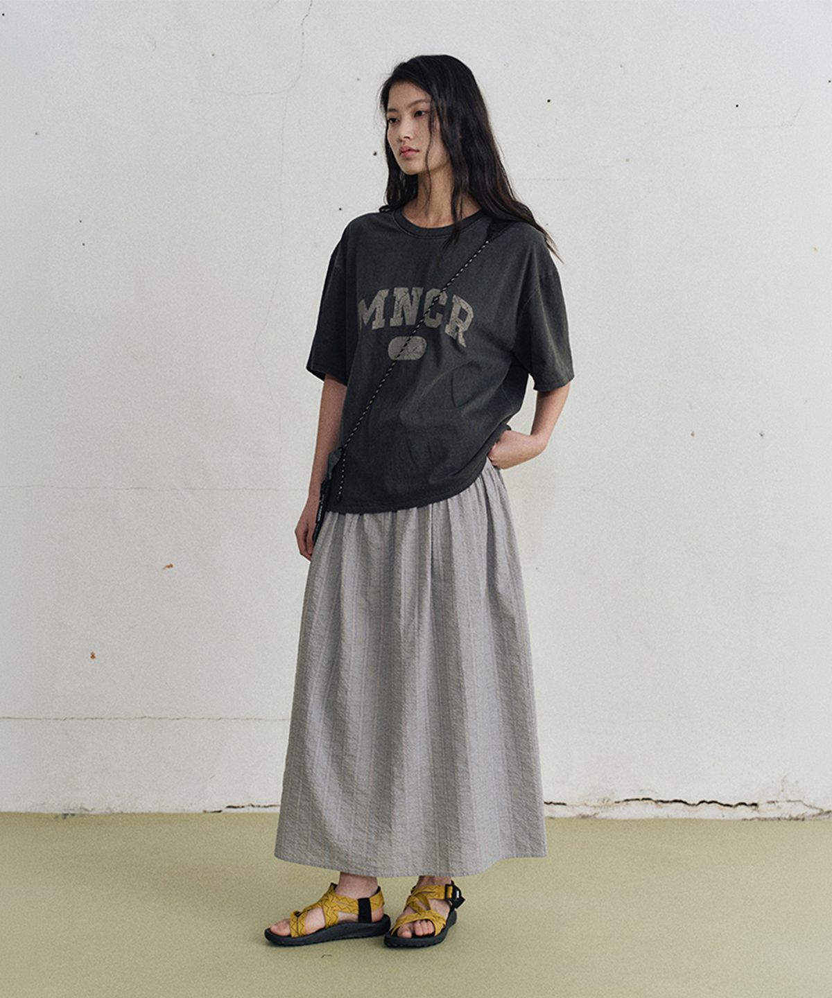 모노크롬(MONOCHROME) siro slit t-shirt (2color)