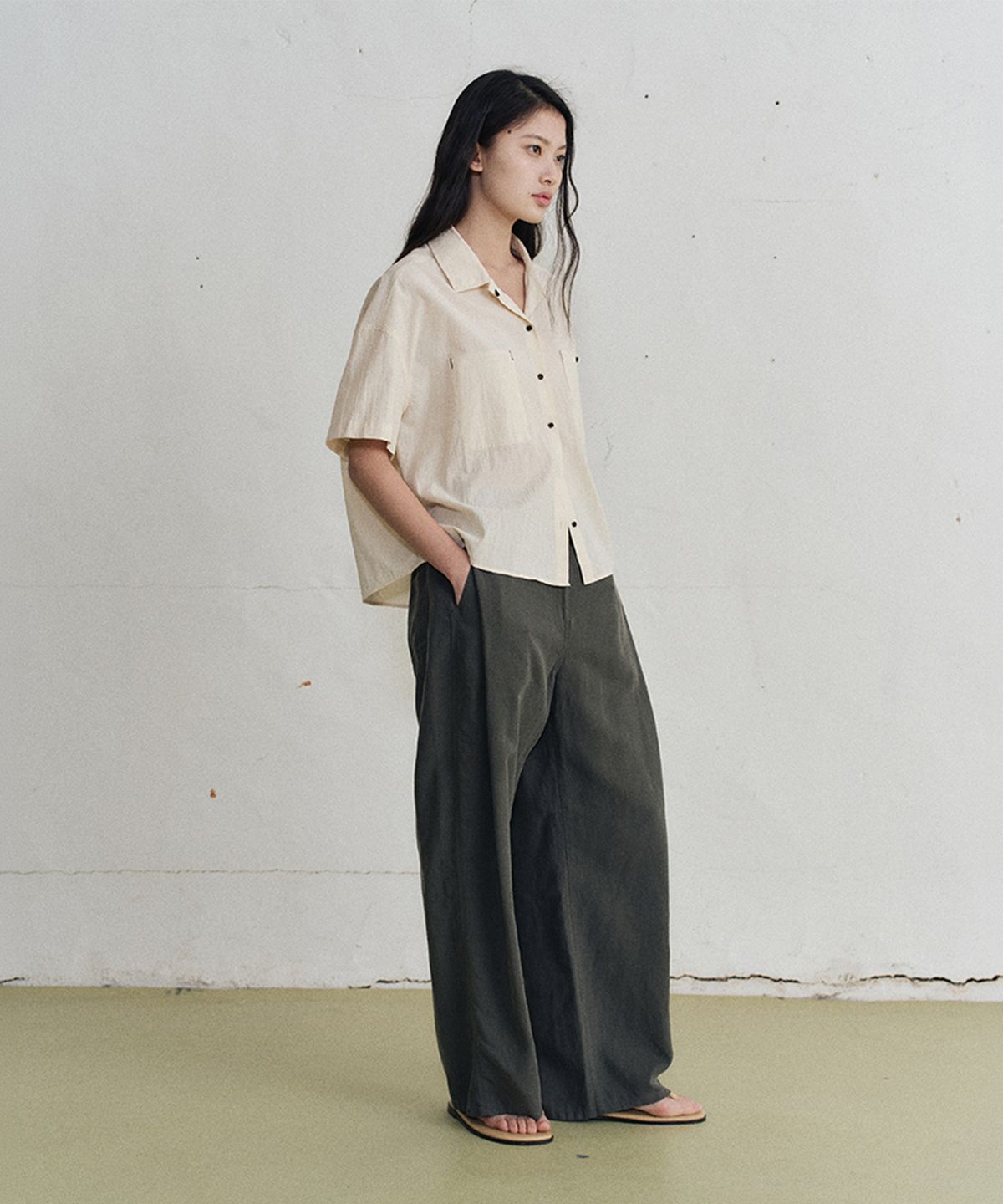 모노크롬(MONOCHROME) yona button half shirt (2color)