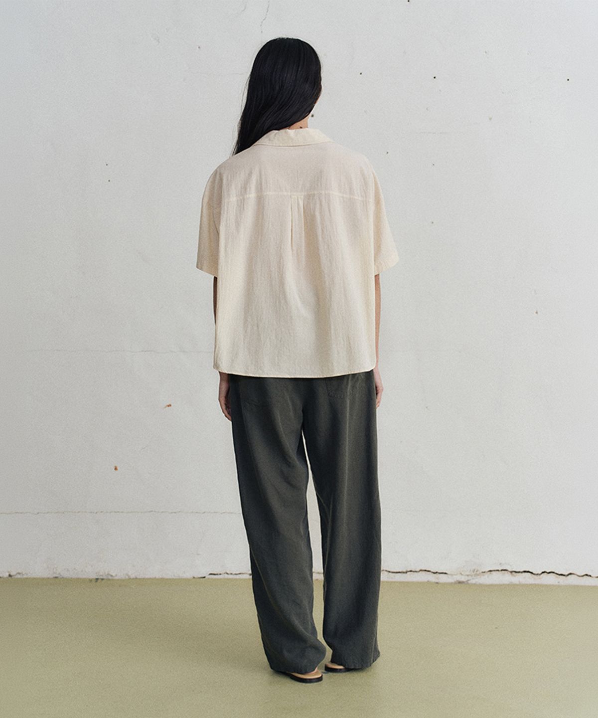 모노크롬(MONOCHROME) yona button half shirt (2color)