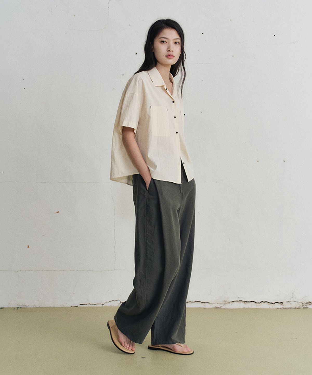 모노크롬(MONOCHROME) yona button half shirt (2color)